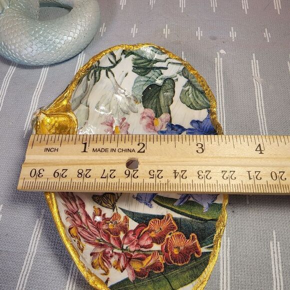 DECOUPAGE CLAM SHELL DECOUPAGE FLOWERS 💐 ON A CLAM SHELL TRINKET DISH - Picture 9 of 10